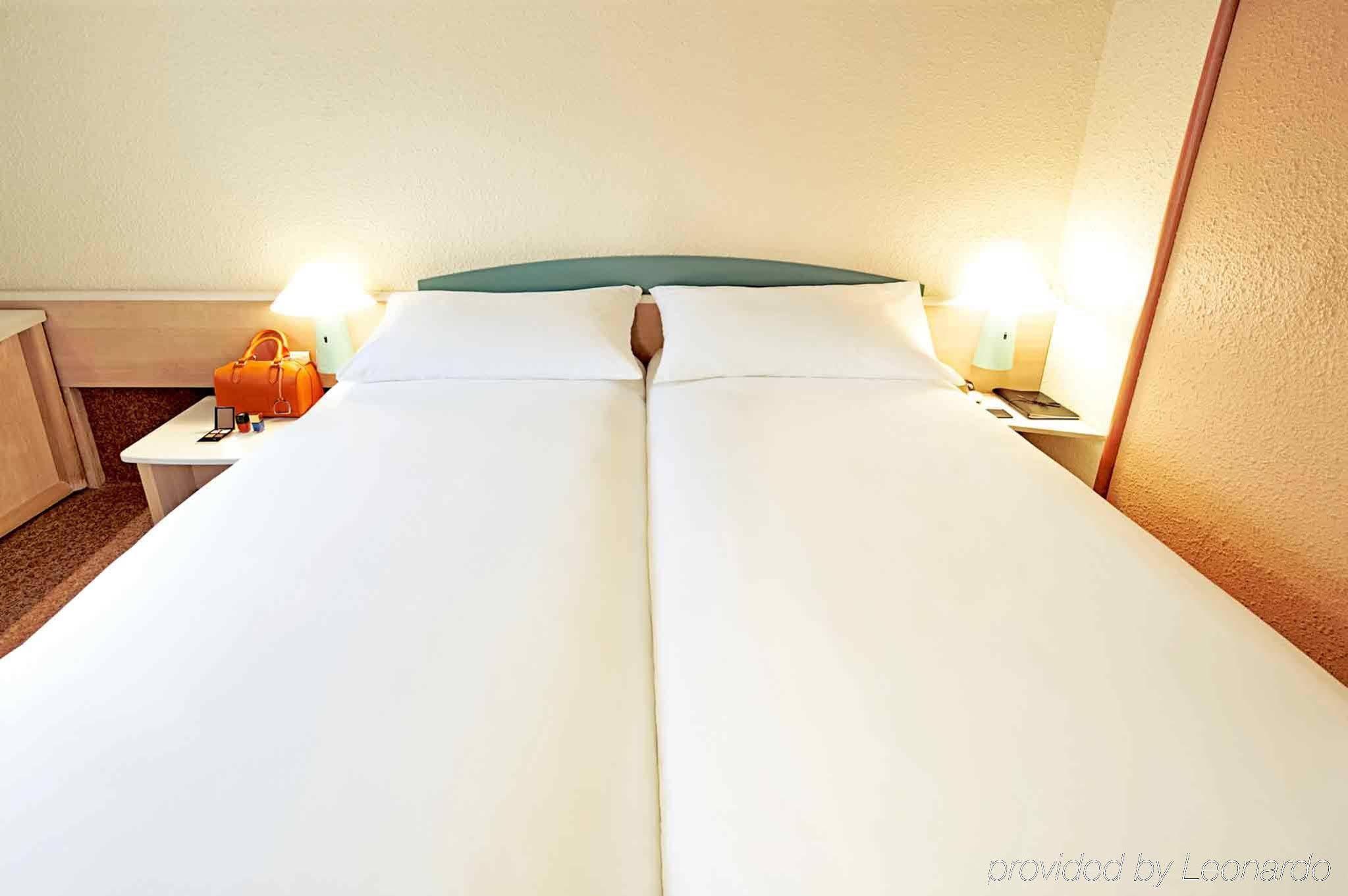 Ibis Budget Caen Porte De Bretagne Bretteville-sur-Odon Kültér fotó